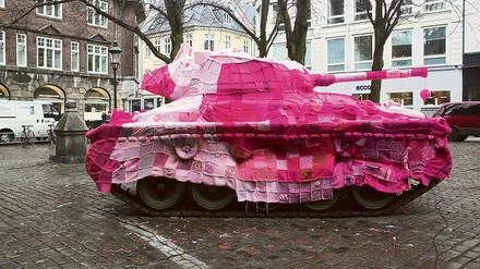 Protest gegen den Irakkrieg (2006). Mit 4000 gestrickten und gehäkelten Läppchen aus aller Welt, gesammelt von der dänischen Künstlerin Marianne Jørgensen.