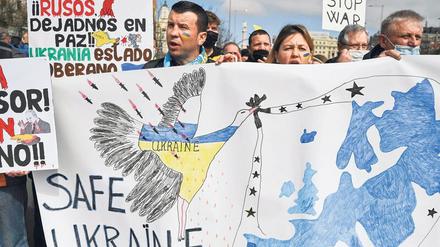 Pazifistisch bewegt. Eine Demonstration gegen den Einmarsch Russlands in die Ukraine am Sonntag in Madrid.