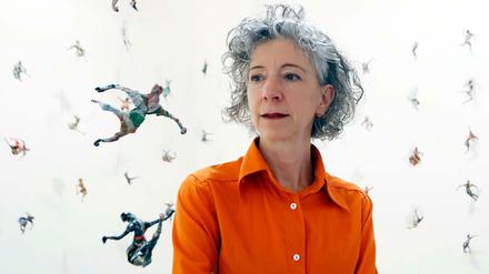 Geschaffen aus Werbesprospekten. Lindy Annis inmitten ihrer Installation „The Swarm“. Den Winzlingen stehen übermannshohe Papierfiguren gegenüber.