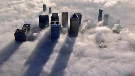Londons Skyline im Nebel