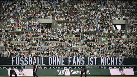Damals auf der Tribüne, lange ist's her. Auch im Borussia-Park werden die Fans vermisst. 