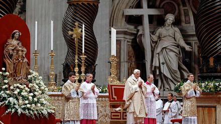 Der Papst bei der Christmette im Petersdom.