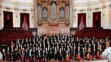 Ohne Chef. Das Amsterdamer Concertgebouw Orchestra hat sich nach MeToo-Vorwürfen von seinem Leiter Daniele Gatti getrennt. Beim Musikfest dirigierte Einspringer Manfred Honeck.