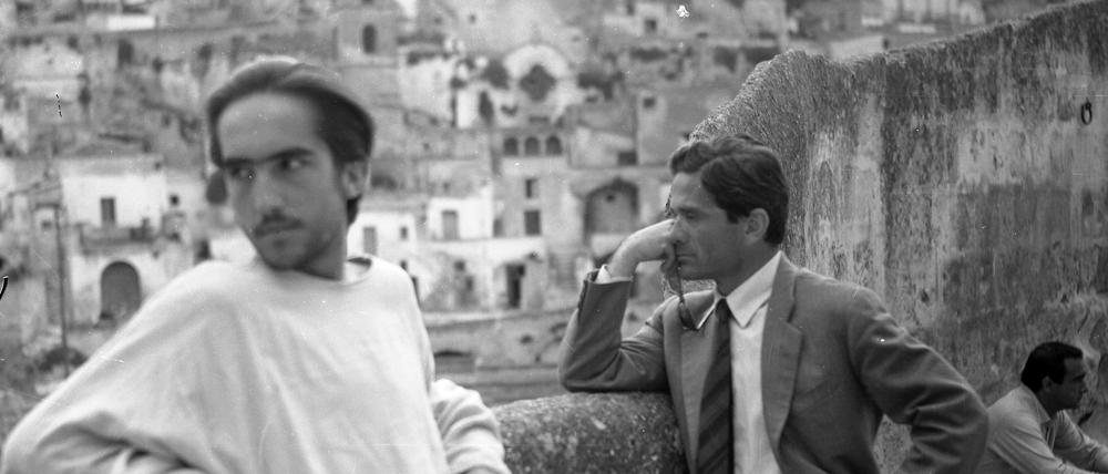 Enrique Irazoqui und Pasolini vor den Felshängen von Matera, 1964