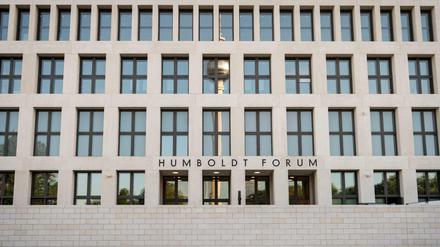Reflektiert. Die Ostfassade des Humboldt Forums mit dem Fernsehturm.