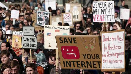 2019 demonstrierten in Deutschland junge Menschen unter dem Motto "Save the Internet" gegen geplante Upload-Filter. 