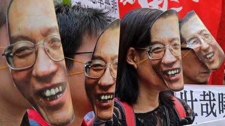 Proteste für Liu Xiyobo: Demonstranten tragen bei einer Kundgebung für den schwer an Leberkrebs erkrankten chinesischen Friedensnobelpreisträger Liu Xiaobo am 27. Juni in Hongkong. 