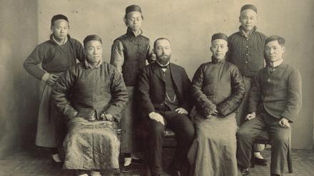 Redaktionssitzung in Schanghai. Chefredakteur Fischer mit seinen Kollegen beim Propaganda-Magazin „Xiehebao“, um 1911.
