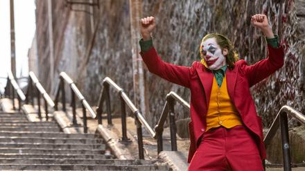 Zu Gary Glitters "Rock'n'Roll, Part 2" tanzt Arthur Fleck in "Joker" eine Treppe hinunter. 