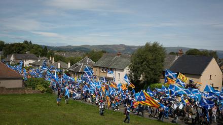 Marsch für die Unabhängigkeit Schottlands in Stirling am 23. Juni 2018 zum Schlachtfeld von Bannockburn, wo 1314 ein schottisches Heer unter Robert the Bruce die Engländer besiegte. Katalanische und flämische Fahnen zeigen die europäische Dimension.