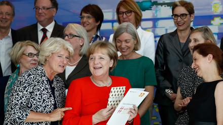 Auch die Kanzlerin schaut kurz vorbei. Kulturstaatsministerin Monika Grütters (CDU, l.) im Kreis ihrer Mitstreiterinnen.