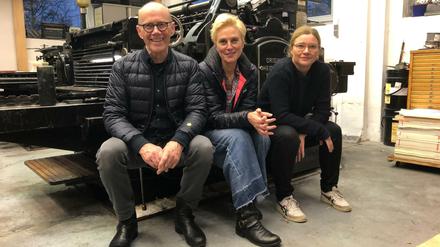 Das TOC-Publishing-Team (von links nach rechts) Erik Spiekermann, Susanna Dulkinys und Birgit Schmitz vor einer Original Heidelberger Zylinder Druckmaschine in Adlershof
