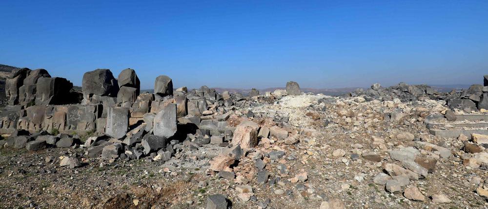 Der Tempel von Ain Dara in der Region Afrin aus der Zeit der Hethiter am 29. Januar 2018 nach einem mutmaßlichen türkischen Luftangriff. Die dunklen Steine links im Bild sind noch im Originalzustand, die hellen Steine zeigen die Zerstörung der Mauern.