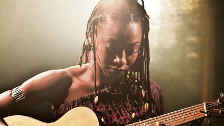 Die Sängerin Fatoumata Diawara hat ihren musikalischen Durchbruch schon mit ihrem ersten Album 2011 geschafft. Es dauerte aber bis 2015, bis sie erstmals in Mali aufgetreten ist. 