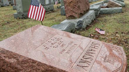 Vandalismus auf jüdischen Friedhöfen. Ein umgefallener Grabstein auf dem Chesed Shel Emeth Friedhof in einem Vorort von St. Louis, Missouri, am 21. Februar 2017. 