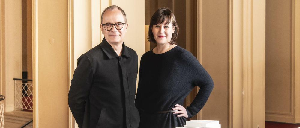 Philip Bröking und Susanne Moser mit dem Modell des Anbaus für die Komische Oper.