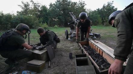 Ukrainische Soldaten bereiten ihre Waffen für den Beschuss russischer Stellungen in der Region Charkiw vor. 