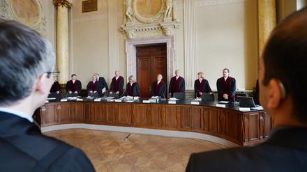 Die Richter und Richterinnen des Berliner Verfassungsgerichtes sind in der Bundeshauptstadt in den Saal getreten.