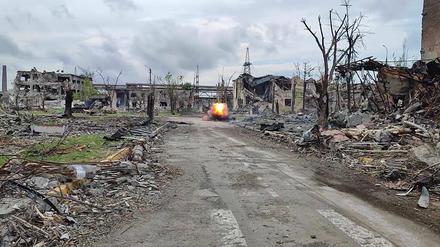 Spur der Zerstörung. Blick auf das Stahlwerk von Mariupol. 