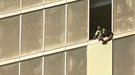 Arbeiter an einem der zerbrochenen Fenster des Mandalay-Bay-Hotels, aus denen Stephen Paddock schoss.
