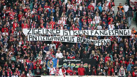 Kein Platz für Rassismus. Banner im Spiel RB Leipzig gegen Leverkusen, 2017.