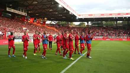 Deutliche Niederlage und trotzdem gefeiert - die Spieler des 1. FC Union nach dem ersten Bundesliga-Spiel.