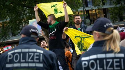 Beim Al-Quds-Marsch protestieren hunderte Israelhasser in Berlin. Es gibt mehrere Gegenveranstaltungen: ab 12 Uhr am U-Bahnhof Wilmersdorfer Straße und um 13.30 Uhr am Nollendorfplatz.