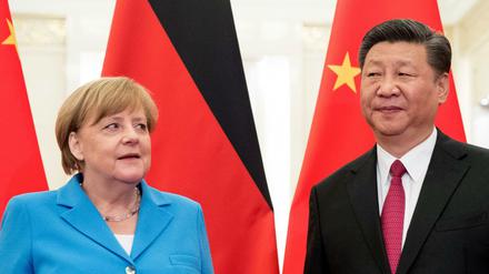  Bundeskanzlerin Angela Merkel (CDU) wird vom chinesischen Präsidenten Xi Jinping 2018 in Peking begrüßt. 