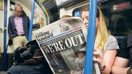 Eine Frau liest in der U-Bahn Nachrichten über das Brexit-Referendum.