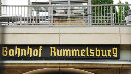 Der Schriftzug Bahnhof Rummelsburg in Berlin-Lichtenberg. 