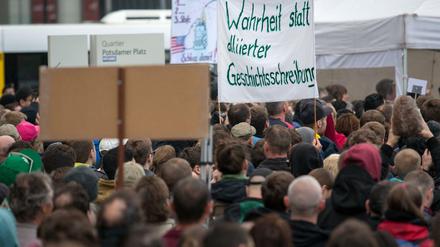 Demo von Verschwörungstheoretikern, Rechten und Populisten auf dem Potsdamer Platz im Oktober 2017.