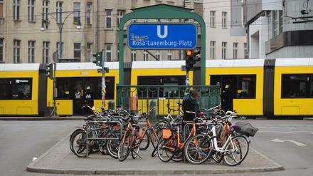 Radfahren soll in Berlin attraktiver werden. Auch Busse und Bahnen sollen Vorfahrt vor Autos bekommen.