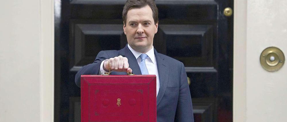 Großbritanniens Schatzkanzler George Osborne mit dem traditionellen Haushaltskoffer.