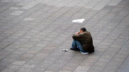 Ein Mann bettelt in einer Fußgängerzone. Studien über soziale Gerechtigkeit waren bislang nicht das Steckenpferd der Bertelsmann-Stiftung.