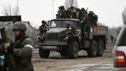 Russische Soldaten im Norden der Krim auf einem Militärlastwagen. Die Verluste der Armee sind hoch.