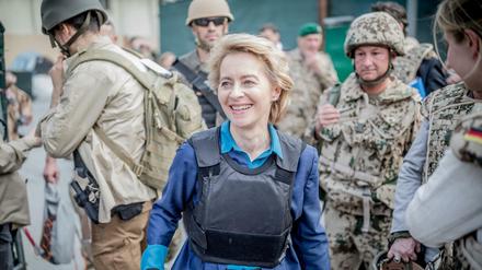 Eine Verteidigungsministerin ist eher die Ausnahme: Ursula von der Leyen beim Truppenbesuch in Kabul.