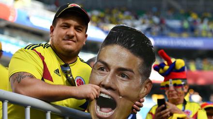 Ein Fan von Kolumbien hält ein Bild von James Rodriguez hoch. Rodríguez, das strahlende Gesicht des kolumbianischen Fußballs, ist ausgerechet vor dem Achtelfinal-Spiel der Südamerikaner wieder verletzt. 