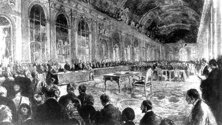 Das Archivbild zeigt die Sitzungseröffnung der Unterzeichnung des Friedensvertrages im Schloße von Versailles. 