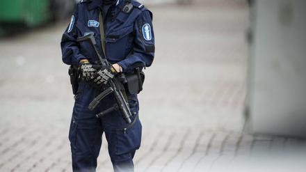 Ein bewaffneter Polizist bewacht den Marktplatz im Zentrum von Turku. 