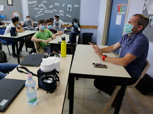  Israel, Modi'in: Ein Lehrer spricht im Klassenzimmer zu seinen Schülern. Das Bild zeigt die Situation Mitte Mai. Danach folgten zahlreiche Schulschließungen. 