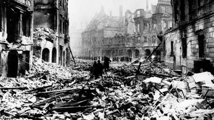 Als der Krieg nach Deutschland zurückkam, den die Deutschen begonnen hatten: Straße nach einem Bombenangriff in Berlin 1945.