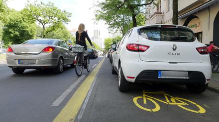 Autos first, Radfahrer nehmen vom Platz, was übrig bleibt - Alltag auf deutschen Straßen.