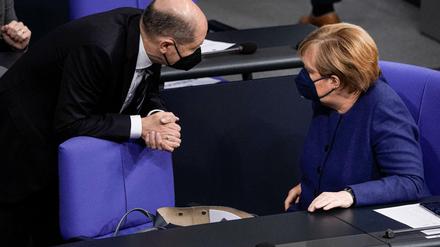Erhöhter Redebedarf: Olaf Scholz und Kanzlerin Angela Merkel. 