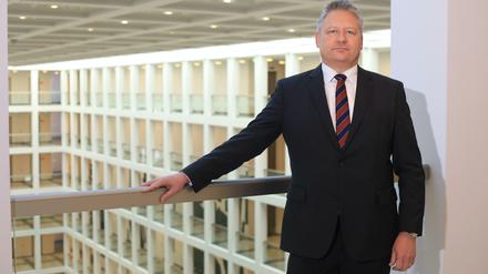 BND-Chef Bruno Kahl im Atrium seines neuen Behördengebäudes.