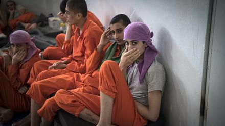 Mutmaßliche IS-Anhänger in einem Gefängnis im Norden Syriens. 