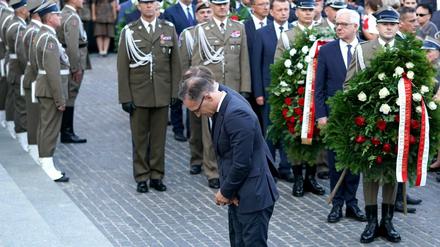 Jahrestag des Warschauer Aufstands: Außenminister Heiko Maas (SPD) verneigt sich bei der Kranzniederlegung. 