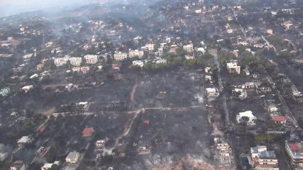 Luftansicht eines vom Feuer zerstörten Stadtteils von Mati. 