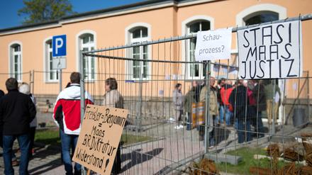 Im April 2017 standen die vier Männer aus Arnsdorf wegen des Vorwurfs der Freiheitsberaubung in Kamenz vor Gericht - aus Sicht ihrer Unterstützter ein Schauprozess.