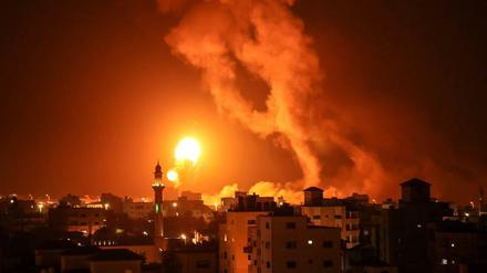 Über Gaza (Stadt) ist nach israelischen Raketenangriffen Feuer zu sehen.