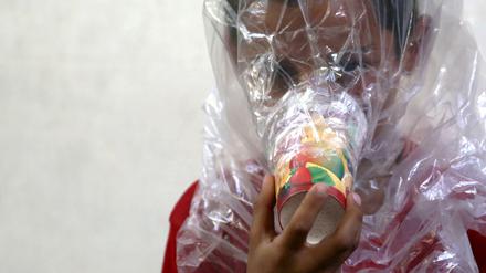 Ein syrischer Junge mit einer improvisierten Gasmaske 